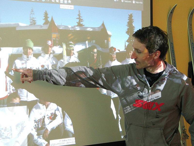 Liberecký běžec na lyžích, olympijský medailista z Vancouveru Jiří Magál při besedě se studenty.