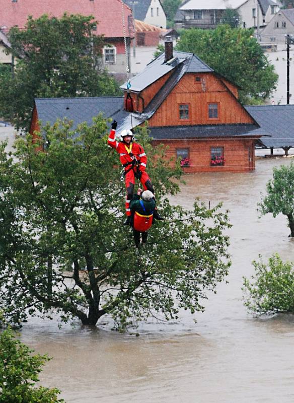 Záchrana obyvatel ze střechy domu s pomocí vrtulníku. Bílý Kostel