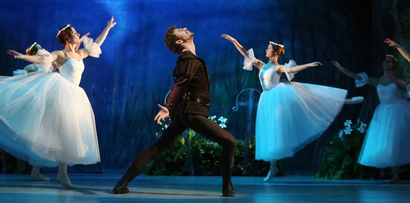 Giselle? Dobrodružství hudby i romantická dřina pro balet. Nastudování Severočeského divadla se zahraničními sólisty.