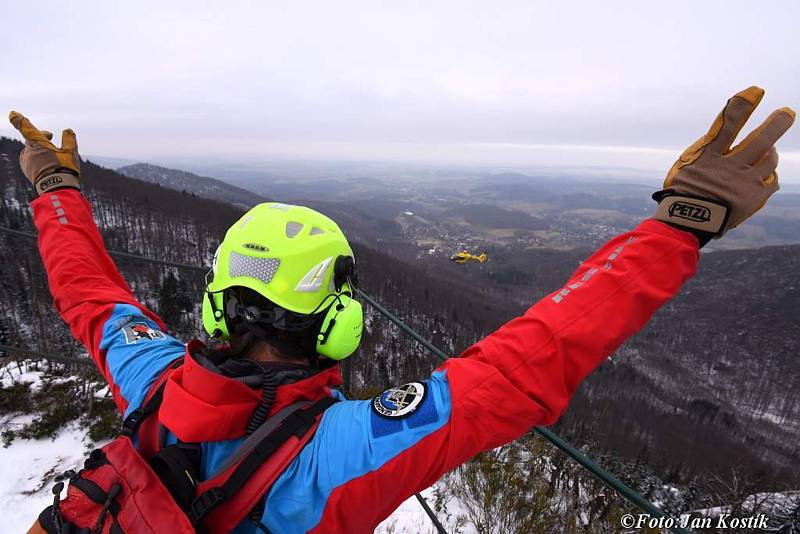 Horští záchranáři též cvičí zásahy v obtížných podmínkách. Tentokrát byla úkolem záchrana skialpinisty ze svahu Smědavské hory, jeho nalezení, ošetření a následný transport vysokým sněhem k cestě.