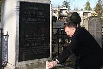 Primátor Petr Beitl u hrobu významného jabloneckého starosty minulosti Adolfa Heinricha Posselta