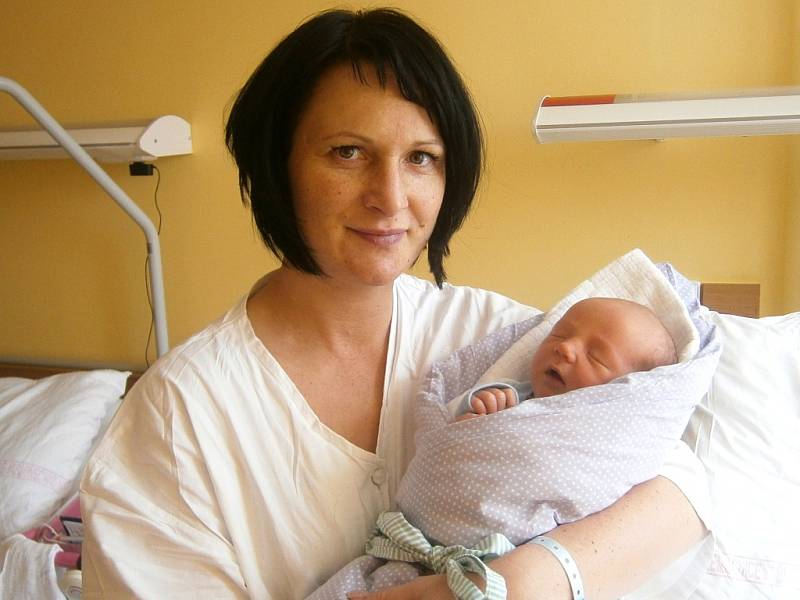 Adam Kněbort se narodil Evě a Kamilovi Kněbortovým ze Stružince 26.1.2015. Vážil 3650 g a měřil 50 cm. Doma na něj čeká šestiletá sestra Nelinka.