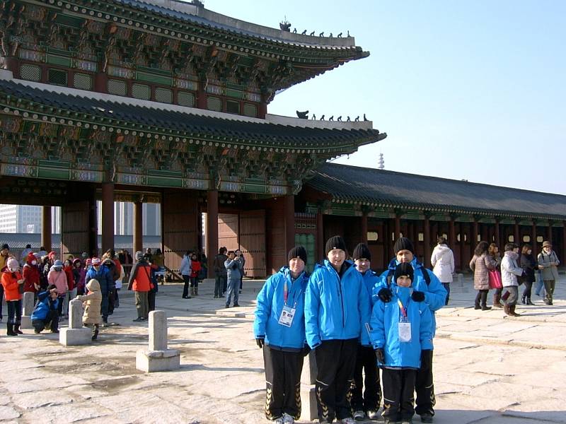 10. SVĚTOVÉ ZIMNÍ HRY SPECIÁLNÍCH OLYMPIÁD v korejském zimním středisku Pchjongčchang. Hry si kladou za cíl demonstrovat jednotu a překonání rozdílu v regionálním původu, politickém vyznání, věku, rase a vyznání.