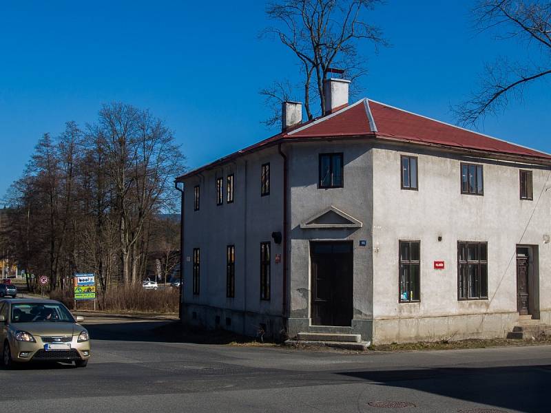 Jeden z domů k demolici na křižovatce Ostrý roh v Jablonci. Bývalu tu restaurace