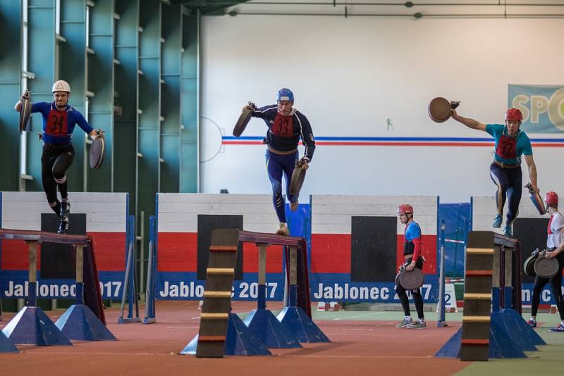 HASIČI odstartovali sezonu závodů požárního sportu. Do Jablonce přijeli  i zástupci Slovenska a  Polska. 