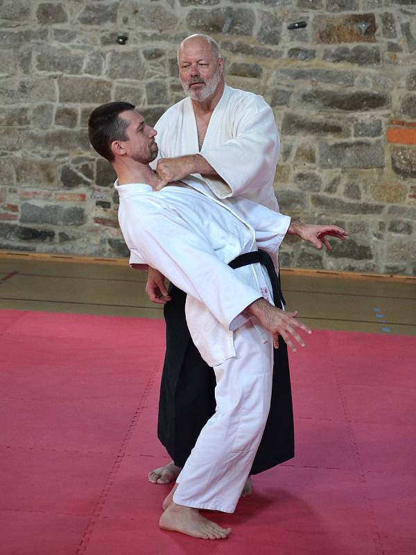 Dva věhlasní zahraniční mistři bojového umění, aikido a taichi, vedou sportovní kemp v nejvýše položené osadě Jizerských hor na Jizerce.