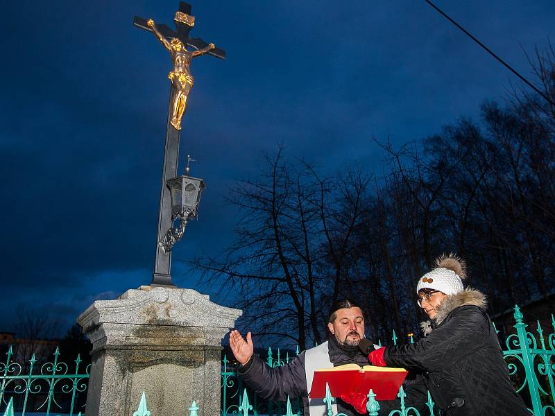 Požehnání opravenému kříži v ulici Čs. armády v Jablonci nad Nisou se uskutečnilo 8. prosince. Zároveň proběhl v Domě česko-německého porozumění trh drobných radostí, odeslání přání Ježíškovi a sousedské setkání. Program byl završen rozsvícením vánočního 