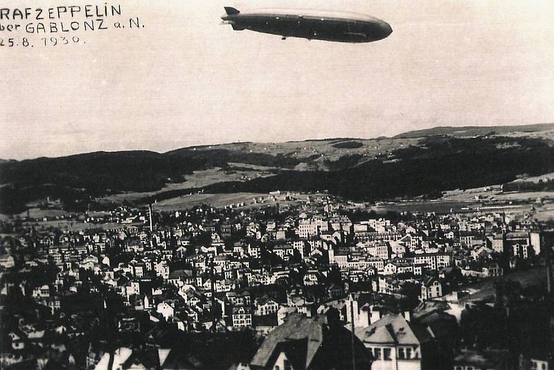 Vzducholoď nad Jabloncem v roce 1938.