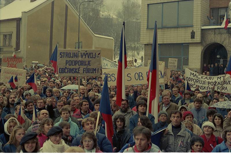 V Železném Brodě na Jablonecku se konala generální stávka 27. listopadu. Náměstí 3. května bylo ten den zcela zaplněné, protestovali pracovníci Železnobrodského skla, služeb, ale i fasádníci nebo zemědělci z Koberov.