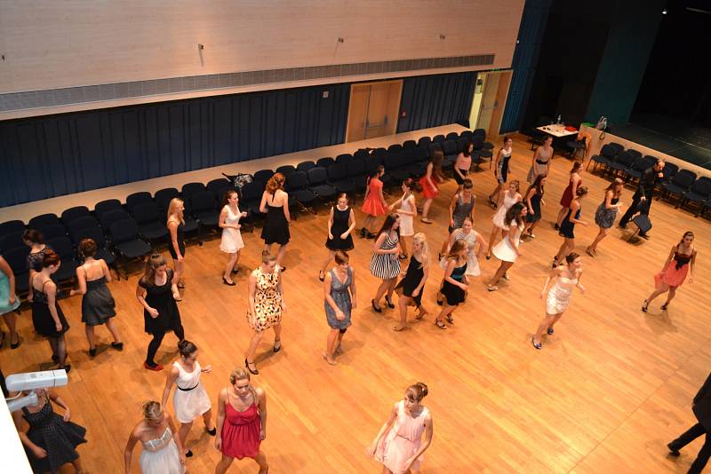 V jabloneckém Eurocentru se prvním tanečním krokům učí v podzimních kurzech TOPDANCE.