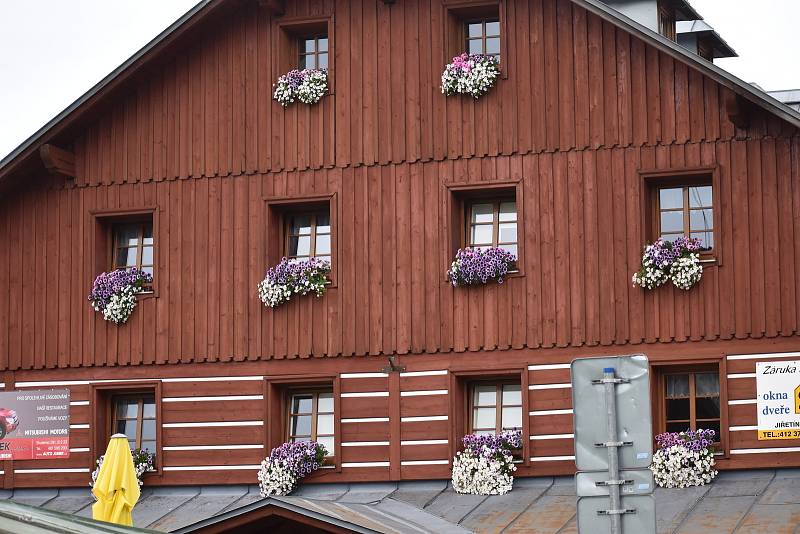 Horský hotel Štumpovka a Horská bouda Dvoračky. Do areálu vozili hosty dodávkami.