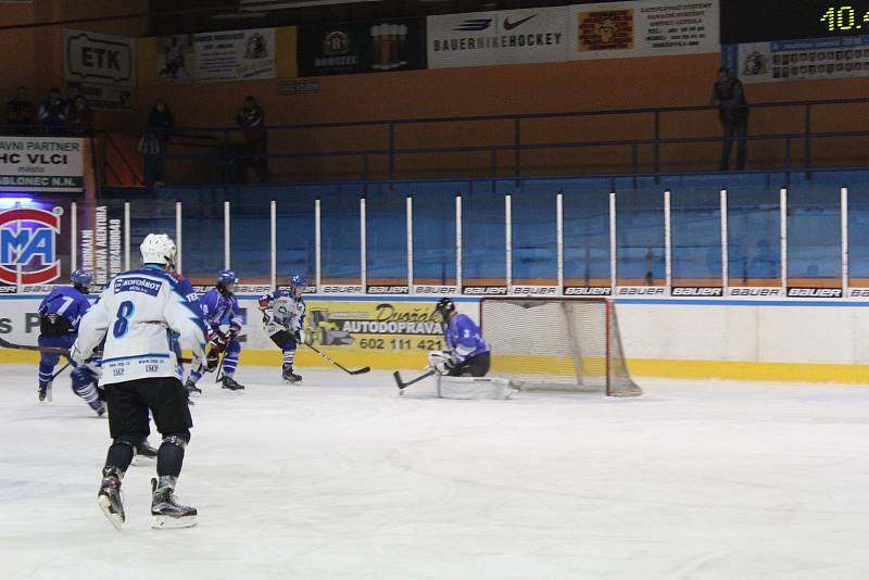 Hokejová liga staršího dorostu HC Vlci - Kralupy n. Vltavou 4:2. Vlci v bílých dresech.