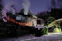 Osm jednotek hasičů zasahuje u požáru rodinného domu v Loužnici na Jablonecku.