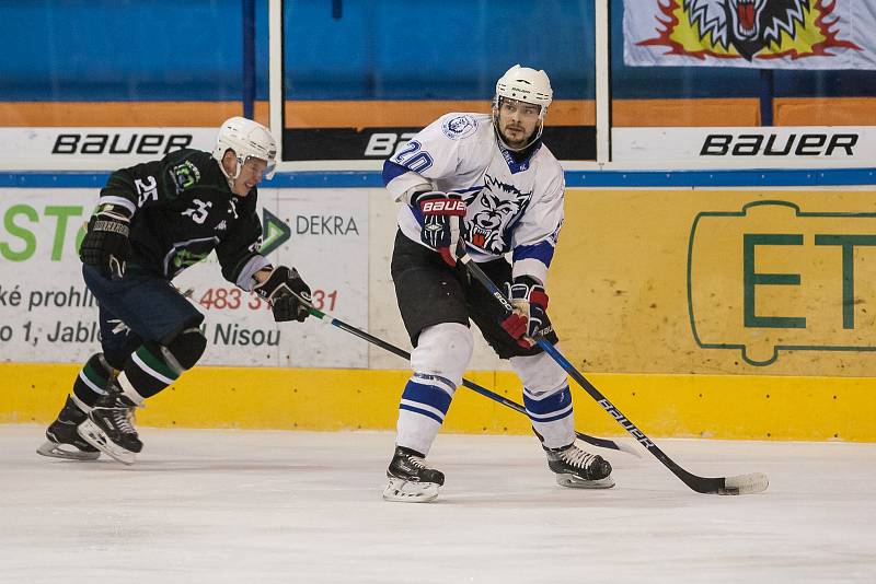 Utkání 42. kola 2. ligy ledního hokeje skupiny Západ se odehrálo 21. února na zimním stadionu v Jablonci nad Nisou. Utkaly se týmy HC Vlci Jablonec nad Nisou a HC Draci Bílina. Na snímku vpravo je Tomáš Brokeš.