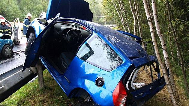 V neděli krátce po deváté hodině ranní došlo k vážné dopravní nehodě na hlavním tahu z Jablonce na Prahu. Při srážce dvou vozidel se zranili čtyři lidé, z toho dva velmi těžce. Přímo k místu havárie na silnici přistál vrtulník letecké záchranné služby.