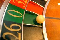 Živá hra v kasínu, například ruleta.
