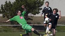 Fotbalisté Hodkovic porazili v I. B třídě Plavy (v zeleném) 2:1.