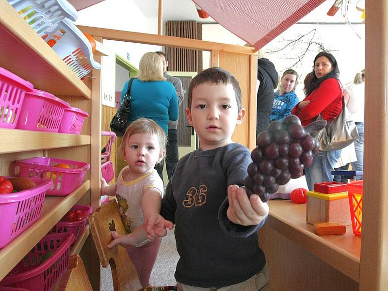 V MATEŘSKÝCH ŠKOLKÁCH v Jablonci nad Nisou proběhl ve středu 7. dubna zápis dětí předškolního věku. Na snímku děti v Mateřské školce Mochomůrka ve Mšeně, v jednom z velkých jabloneckých sídlišť vedle základní školy v Mozartově ulici.