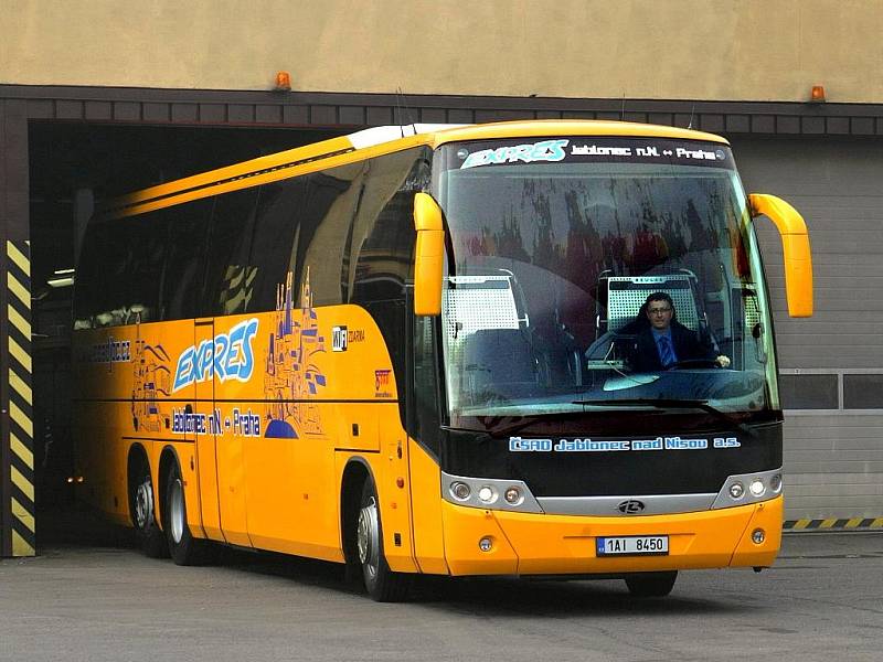 Den bez aut v Jablonci. Od konce září začnou na lince Jablonec nad Nisou – Praha jezdit autobusy Beularis Aura, které posilují kapacitu cca o čtvrtinu míst než dosud. V autobusech ČSAD Jablonec můžete využít WiFi připojení, denní tisk, služeb stewardky.