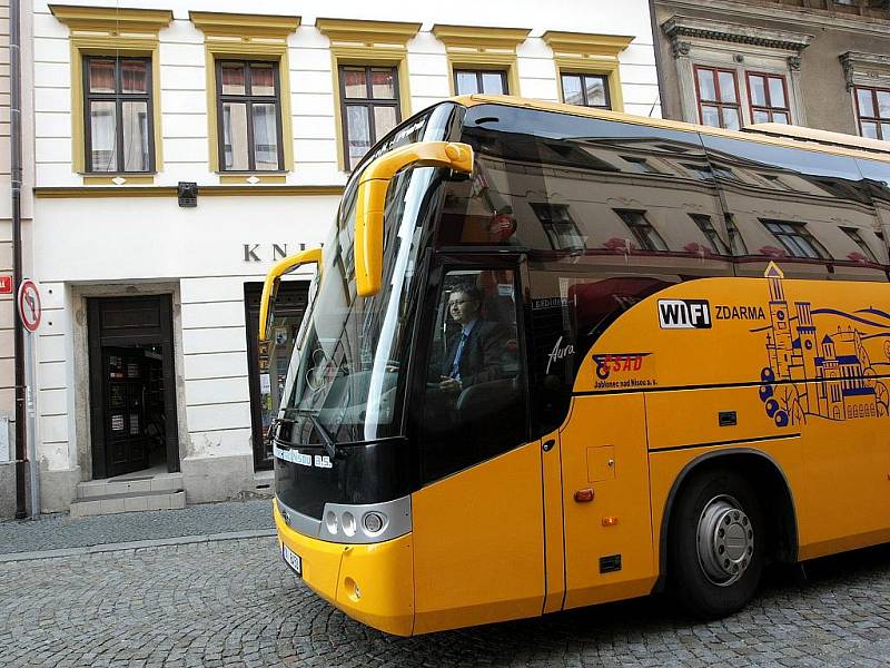 Den bez aut v Jablonci. Od konce září začnou na lince Jablonec nad Nisou – Praha jezdit autobusy Beularis Aura, které posilují kapacitu cca o čtvrtinu míst než dosud. V autobusech ČSAD Jablonec můžete využít WiFi připojení, denní tisk, služeb stewardky.