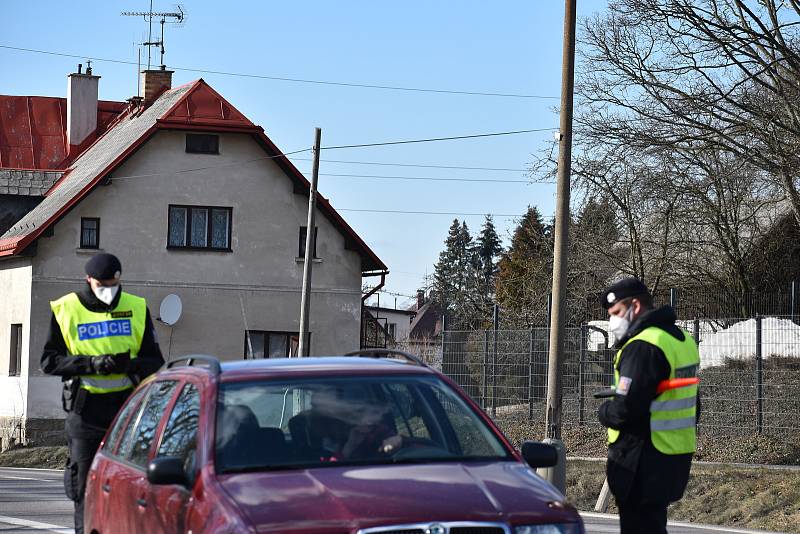 Policejní hlídky kontrolovaly o víkendu pohyb osob po Libereckém kraji. Sobota 6. března