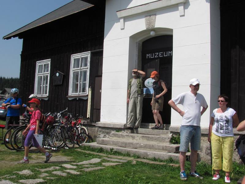 Po svátku Anny se pravidelně v nejvýše položené osadě republiky na Jizerce koná Anenská sklářká slavnost. Zábava a soutěže, pohádky, muzika a regionální produkty. Akci záhajuje zakladatel osady podnikatel a sklář F. A. Riedel s chotí.