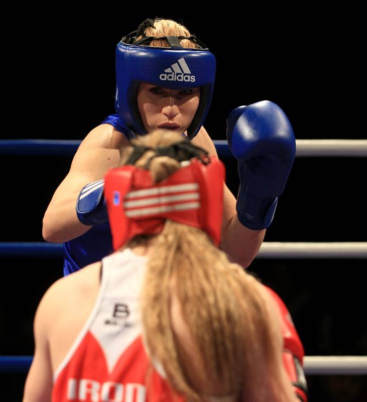 Night of Warriors III. Na snímku Sandra Mašková z Iron Fighters (v červeném) a Petra Částková z Hanuman Gym Praha.