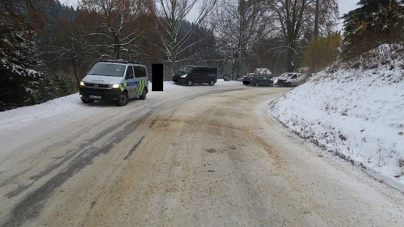 Řidič v Plavech dostal smyk. Auto narazilo do jiného, které nemělo zimní obutí.