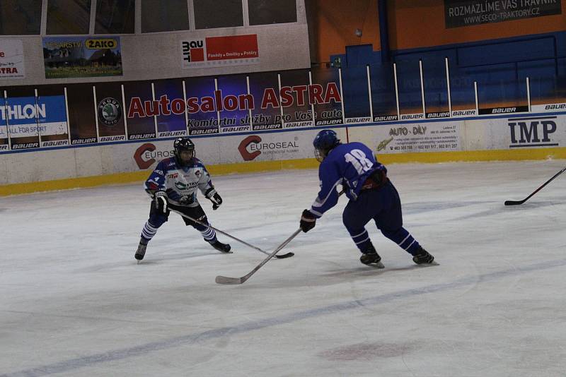 Hokejová liga staršího dorostu HC Vlci - Kralupy n. Vltavou 4:2. Vlci v bílých dresech.