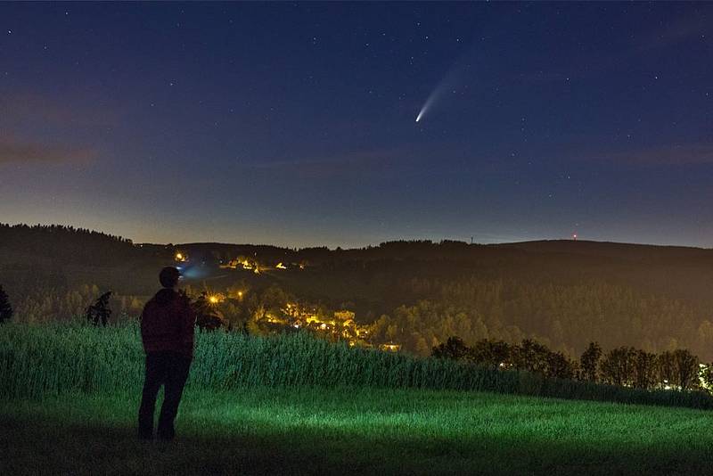 Na snímku kometu Neowise zachytil fotograf Jan Mašek nad Železným Brodem.