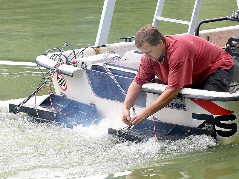 Jabloneckou druhou přehradu brázdí loď se zařízením, které má za úkol omezit růst sinic. Pracujíce na principu elektrolýzy.