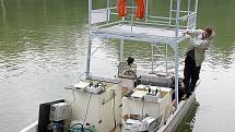 Jabloneckou druhou přehradu brázdí loď se zařízením, které má za úkol omezit růst sinic. Pracujíce na principu elektrolýzy.