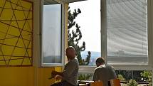 Odsouzení, kteří tráví svůj trest ve Věznici Rýnovice, vychází ven na bezplatné brigády. Sečou trávu, ale myjí i okna.