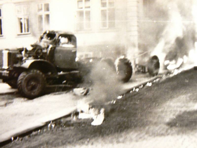 21. srpna 1968 došlo v Desné na Jablonecku k tragédii. Cisterna sovětské armády havarovala do zdi administrativní budovy zdejších skláren. Na místě zemřela babička s vnučkou.