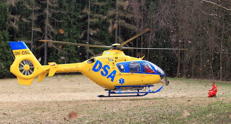 V sobotu 20. dubna se na raftu převrátil muž okolo šedesáti let a spadl do řeky Kamenice poblíž obce Návarov na Jablonecku a byl zhruba tři minuty pod vodou. Záchranáři na vytažení tonoucího nemohli použít podvěs, protože bylo místo špatně přístupné.