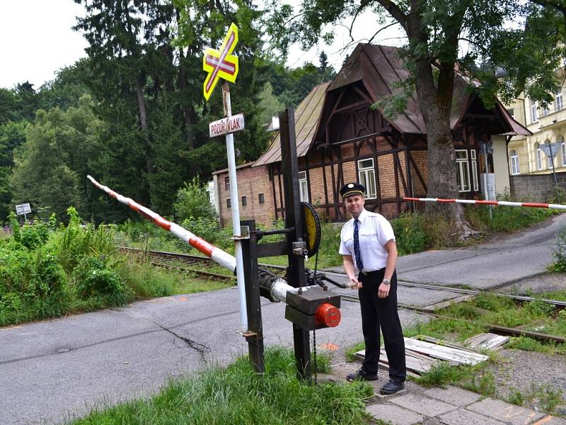 Poslední možnost vidět v Jablonci mechanické závory u vlakové trati mají lidé na paseckém nádraží. Chystá se zde modernizace, kdy „klasika“ bude vyměněna za nové, plně automatické závory, které nebudou potřebovat lidskou obsluhu. Celá akce začne 5. srpna