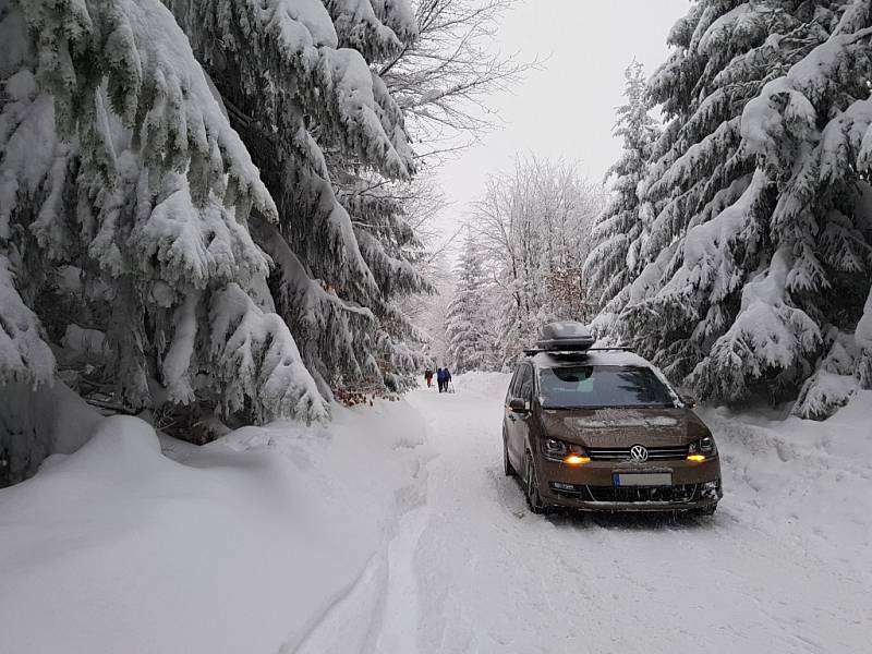 Některé silnice, zejména nižší tříd, jsou sjízdné v obtížemi. Cesta k rozhledně Černá Studnice jen se sněhovými řetězy. Ne všichni je ale mají. Tato osádka pražského auta ano. 