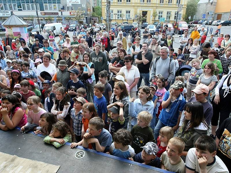 19. ročník soutěže Skleněný magik probíhá v divadle v Železném Brodě. Odpoledne před začátkem kouzelnických představení baví kouzelníci publikum na náměstí před divadlem.