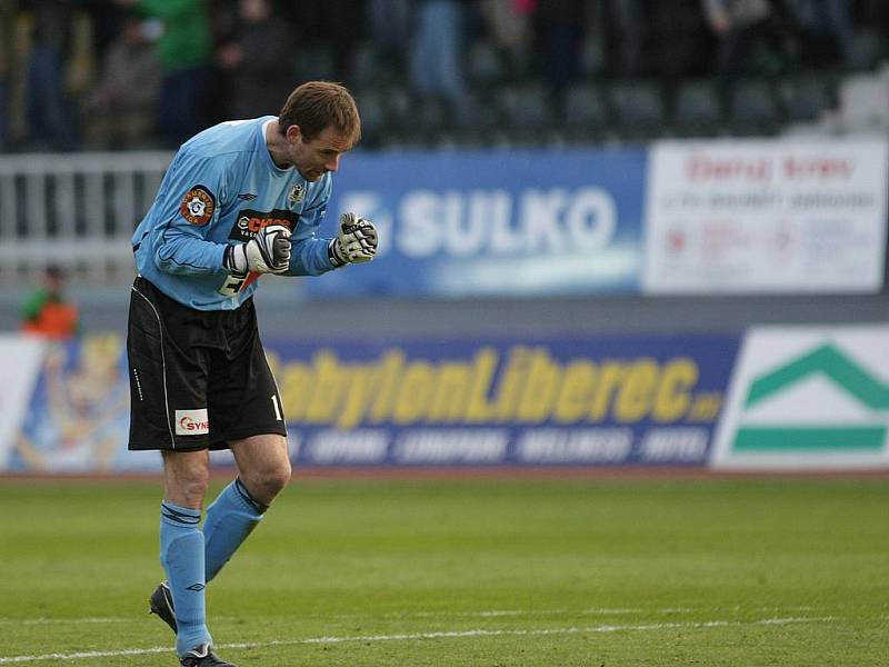 Chance Aréna v Jablonci nad Nisou. Závěr utkání Baumitu se Slávií a proměněná penalta. Z ní se raduje jablonecký Špit.