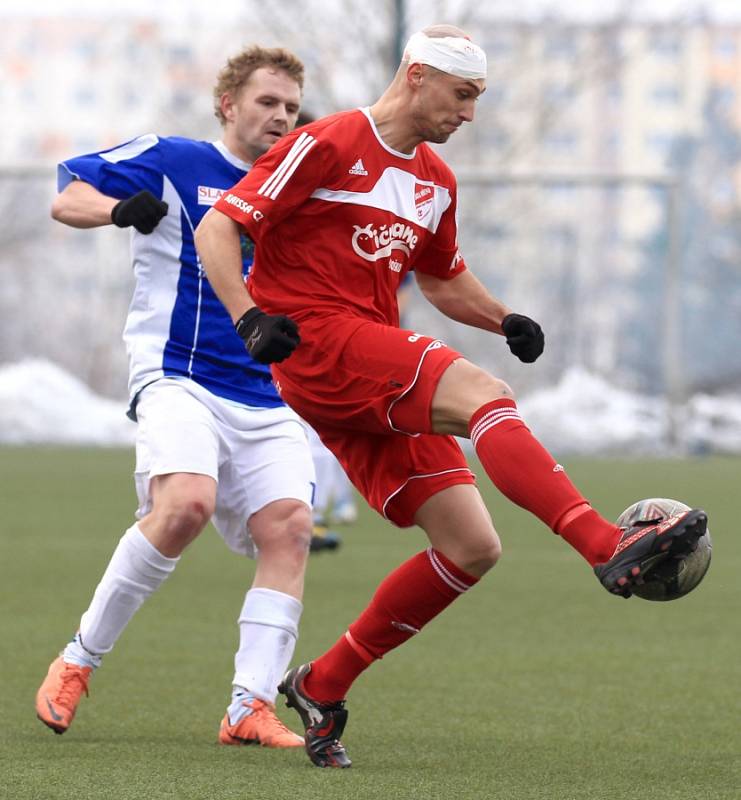 Fotbalisté Mšena jen remizovali s Pěnčínem-Turnovem (v modrém) 0:0.