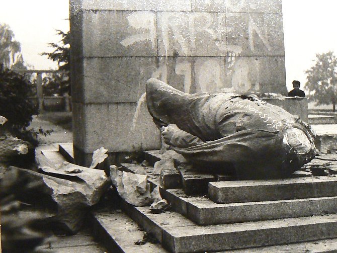Svržení původního pomníku rudoarmějce v Jablonci. Dílo vytvořil jablonecký akademický sochař Karel Pešata.