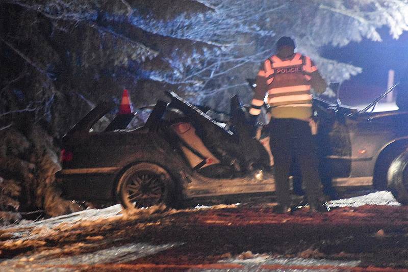 Na velikonoční pondělí večer se stala na silnici kousek pod Dolní Černou Studnicí směrem na Jablonec tragická nehoda.