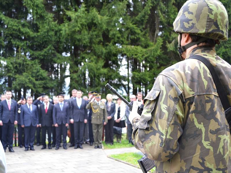 Pietní setkání u příležitosti 70. výročí skončení 2. světové války u památníku v Rýnovicích. 