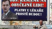 Předvolební kampaň českých politických stran před květnovými parlamentními volbami začíná zaplavovat česká města i krajinu. V ulicích se objevila nová vlna negativních billboardů.