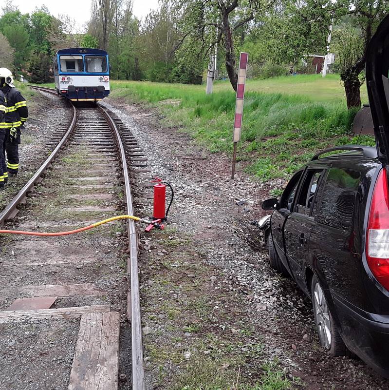 Nehoda vlaku a osobního auta v Lomnici nad Popelkou.