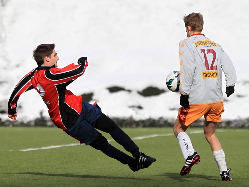 Fotbalisté Velkých Hamrů porazili v prvním jarním kole Pěnčín (v šedém) 2:0.