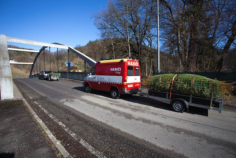 Dobrovolní hasiči z obce Líšný na Jablonecku uspořádali sbírku krmiva pro zvířata ZOO Liberec.