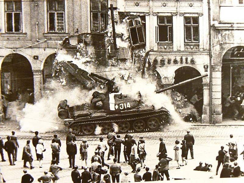 Srpen 1968. Liberec. Tank najel do podloubí, pod sutinami zůstali lidé