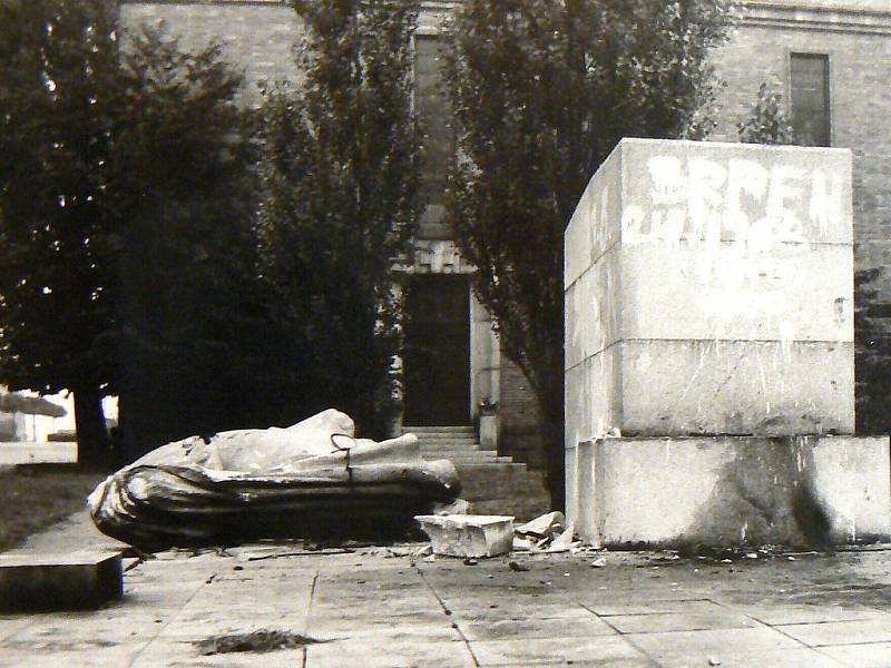 Srpen 1968. Svržení sochy Rudoarmějce na dnešním Horním náměstí v Jablonci.
