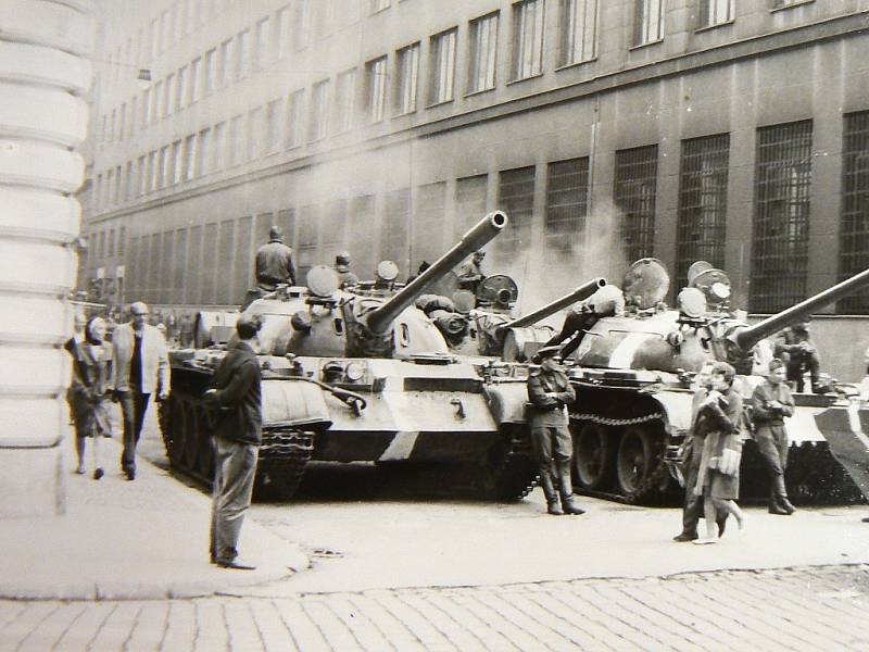 Srpen 1968. Praha, ulice Hybernská.